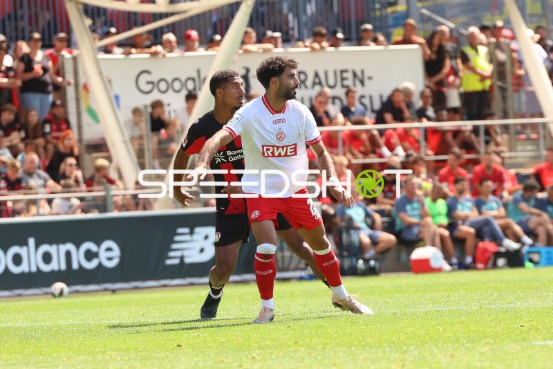 Loic Bade (#5; Bayer 04 Leverkusen) im Zweikampf gegen Rot-Weiss Essen