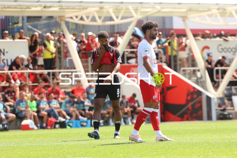 Loïc Badé (#5; Bayer 04 Leverkusen) und Spieler von Rot-Weiss Essen auf dem Rasen