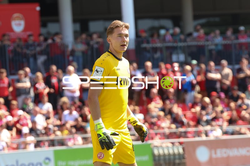 Torwart von Rot-Weiss Essen im Einsatz im Ulrich-Haberland-Stadion