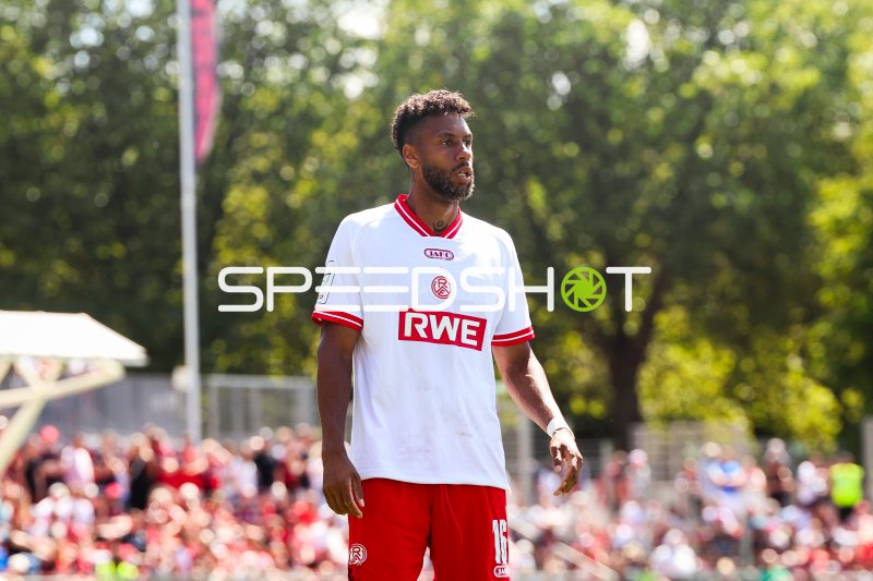 Ruben Reisig (#16; Rot-Weiss Essen) im Spielgeschehen