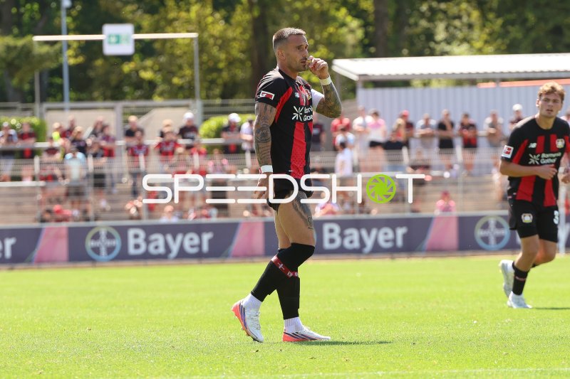 Aleix García (#24; Bayer 04 Leverkusen) im Spielgeschehen