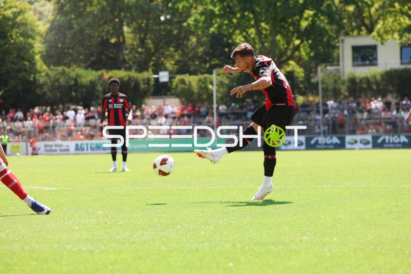 Jaka Cuber Potocnik (#9; Rot-Weiss Essen) beim Torschuss im Ulrich-Haberland-Stadion