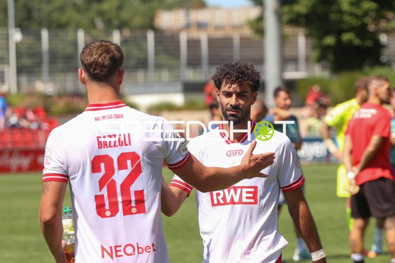 Bazzoli (#32; Rot-Weiss Essen) im Gespräch mit Mitspieler