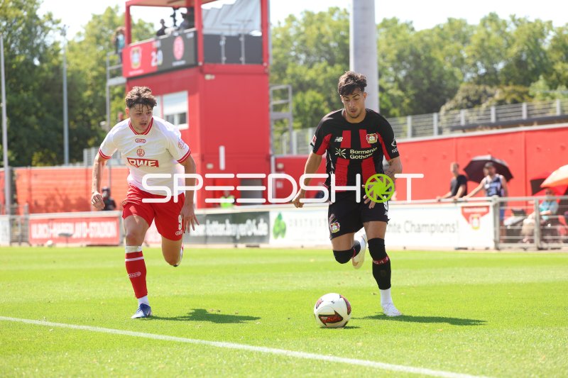 Jaka Cuber Potocnik (#9; Rot-Weiss Essen) im Zweikampf gegen Bayer 04 Leverkusen