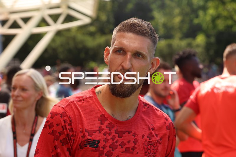Robert Andrich (#8; Bayer 04 Leverkusen) im Fanbereich am Ulrich-Haberland-Stadion
