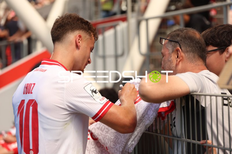 Marvin Obuz (#10; Rot-Weiss Essen) gibt Autogramme für Fans