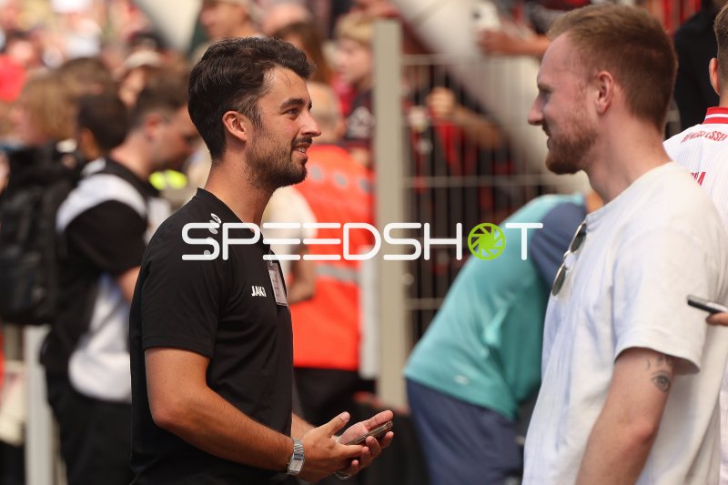 Spieler im Gespräch mit Fan im Ulrich-Haberland-Stadion