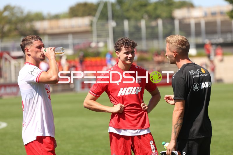Rot-Weiss Essen Spieler nach dem Spiel im Gespräch