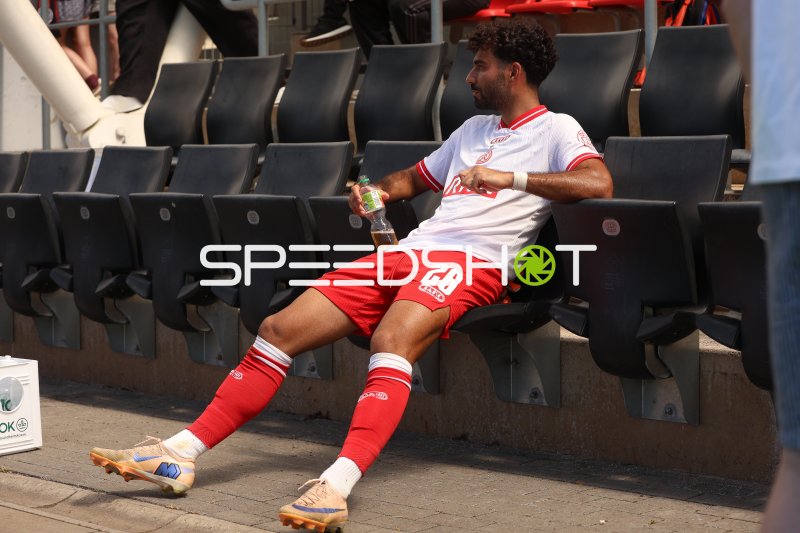 Torben Müsel (#26; Rot-Weiss Essen) pausiert auf der Tribüne