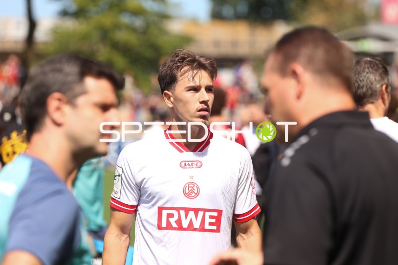 Noah Pesch (#11; Rot-Weiss Essen) vor dem Spiel in Leverkusen