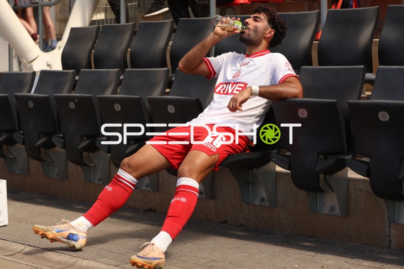 Torben Müsel (#26; Rot-Weiss Essen) trinkt an der Seitenlinie