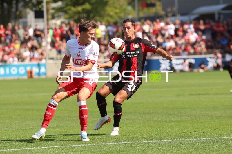 Lucas Vázquez (#21; Bayer 04 Leverkusen) im Zweikampf gegen Rot-Weiss Essen