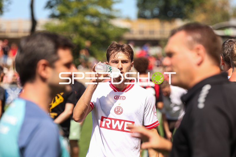 Noah Pesch (#11; Rot-Weiss Essen) trinkt in der Spielpause