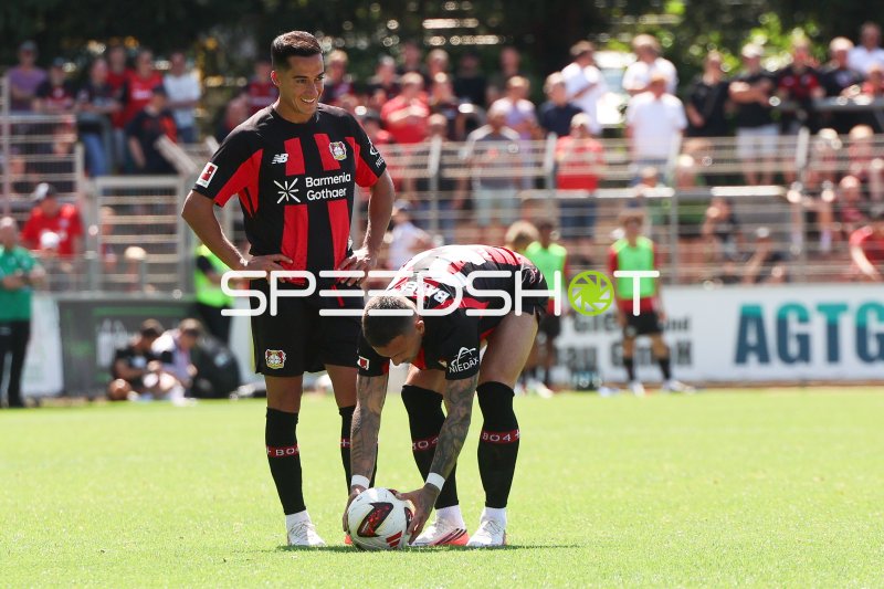 Lucas Vázquez (#21; Bayer 04 Leverkusen) und Teamkollege beim Freistoß