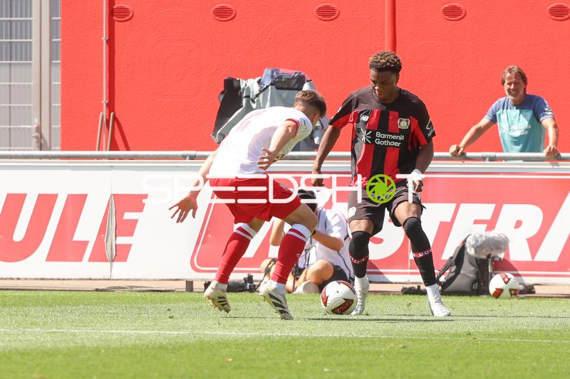 Bayer 04 Leverkusen Spieler im Zweikampf gegen Rot-Weiss Essen