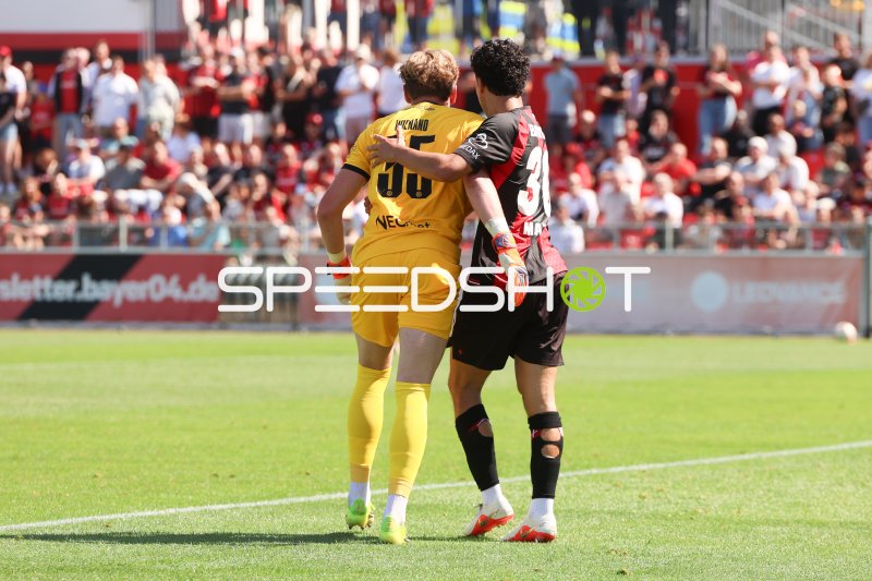 Felix Wienand (#35; Rot-Weiss Essen) und Gianluca Swajkowski (#39; Rot-Weiss Essen) im Gespräch