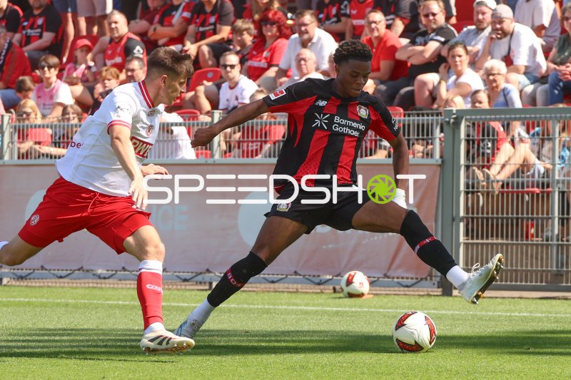 Zweikampf zwischen Bayer 04 Leverkusen und Rot-Weiss Essen im Ulrich-Haberland-Stadion