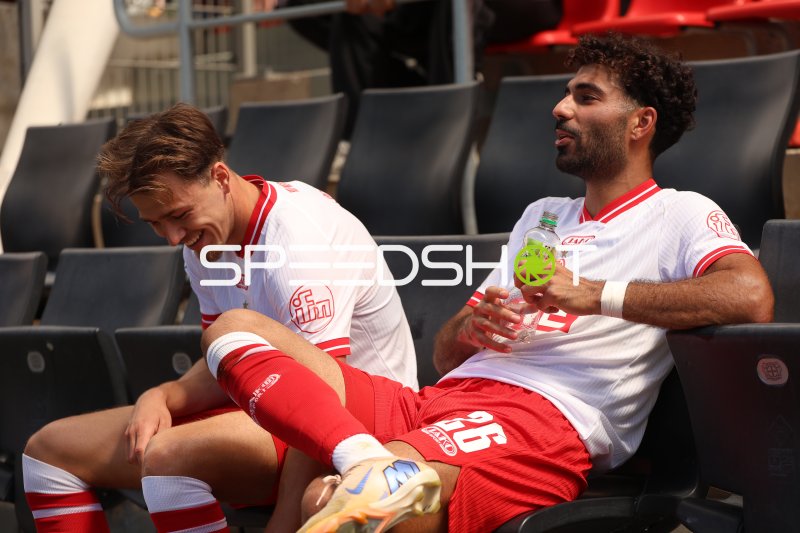 Zwei Rot-Weiss Essen Spieler entspannt auf der Ersatzbank
