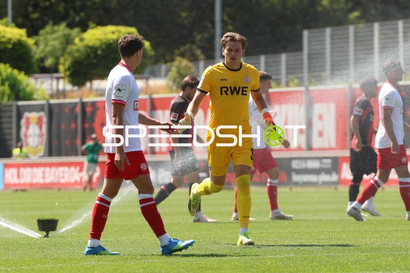 Felix Wienand (#35; Rot-Weiss Essen) läuft über den Rasen im Ulrich-Haberland-Stadion
