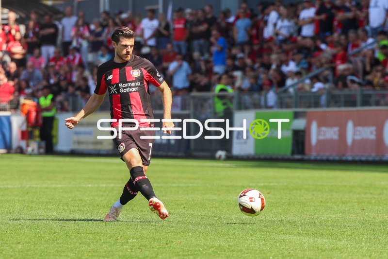 Jonas Hofmann (#7; Bayer 04 Leverkusen) beim Schuss im Ulrich-Haberland-Stadion
