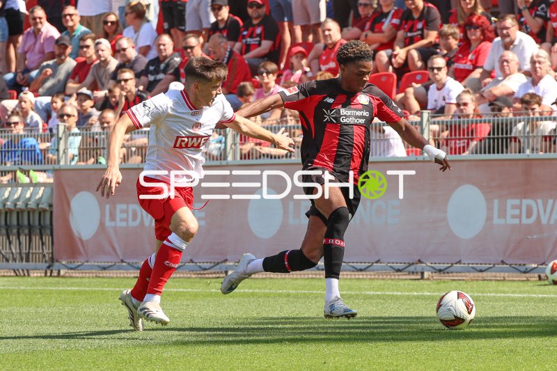 Zweikampf zwischen Rot-Weiss Essen und Bayer 04 Leverkusen im Ulrich-Haberland-Stadion