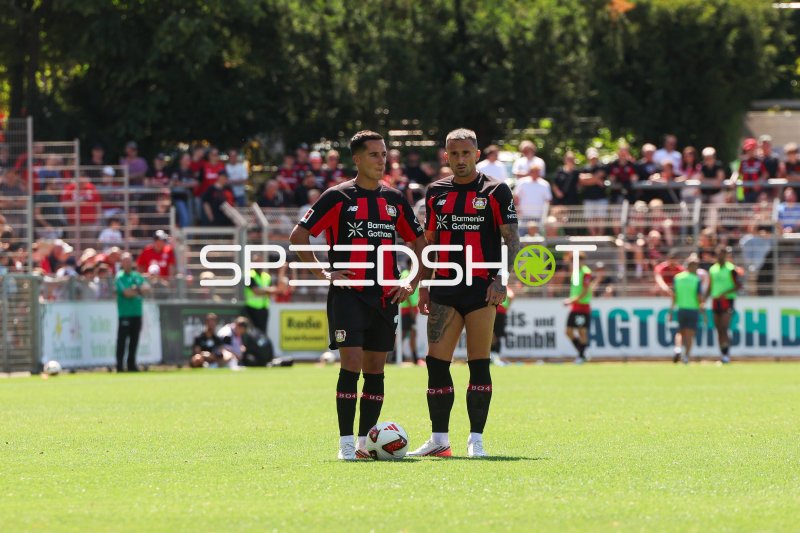 Lucas Vázquez (#21) und Aleix García (#24; Bayer 04 Leverkusen) beim Freistoß