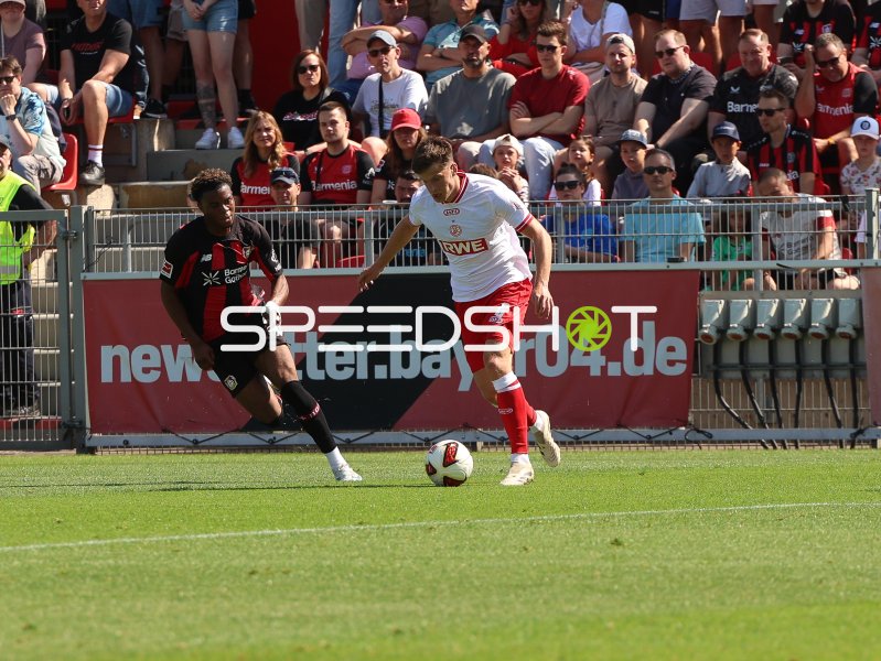 Zweikampf zwischen Bayer 04 Leverkusen und Rot-Weiss Essen im Ulrich-Haberland-Stadion