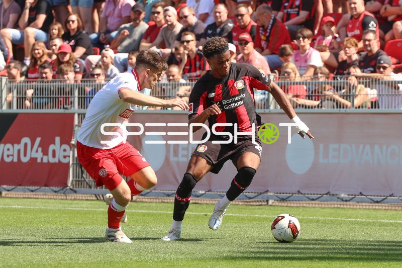 Zweikampf zwischen Bayer 04 Leverkusen und Rot-Weiss Essen im Ulrich-Haberland-Stadion