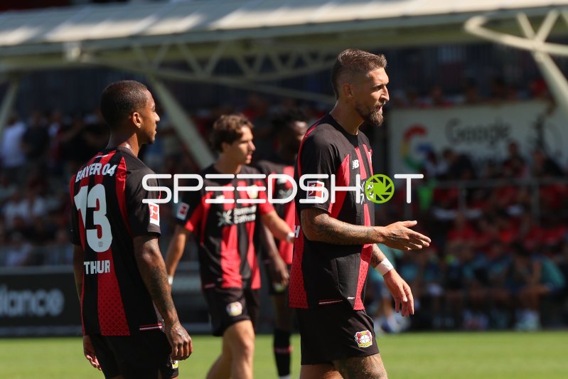 Robert Andrich (#8; Bayer 04 Leverkusen) und Arthur (#13) auf dem Platz