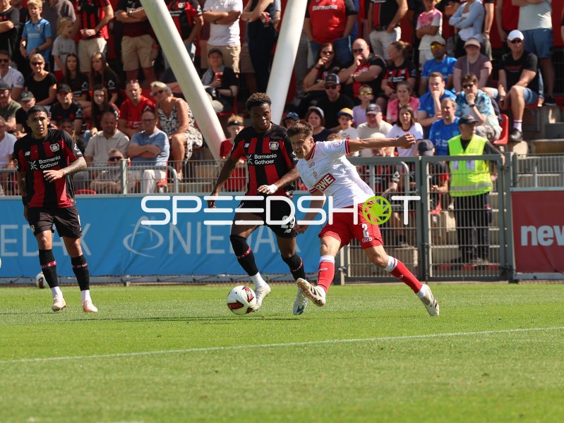 Equi Fernandez (#6; Bayer 04 Leverkusen) im Zweikampf gegen Michael Kostka (#2; Rot-Weiss Essen)