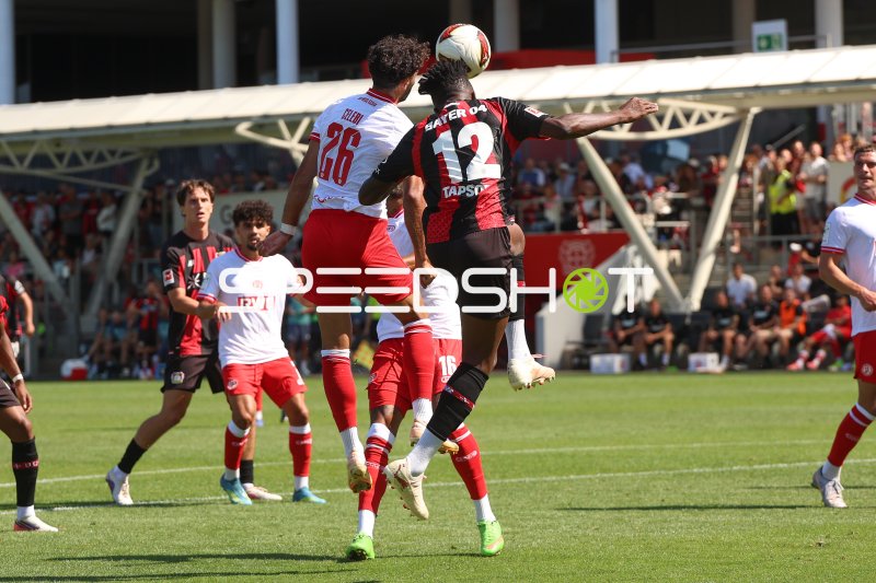 Edmond Tapsoba (#12; Bayer 04 Leverkusen) im Kopfballduell