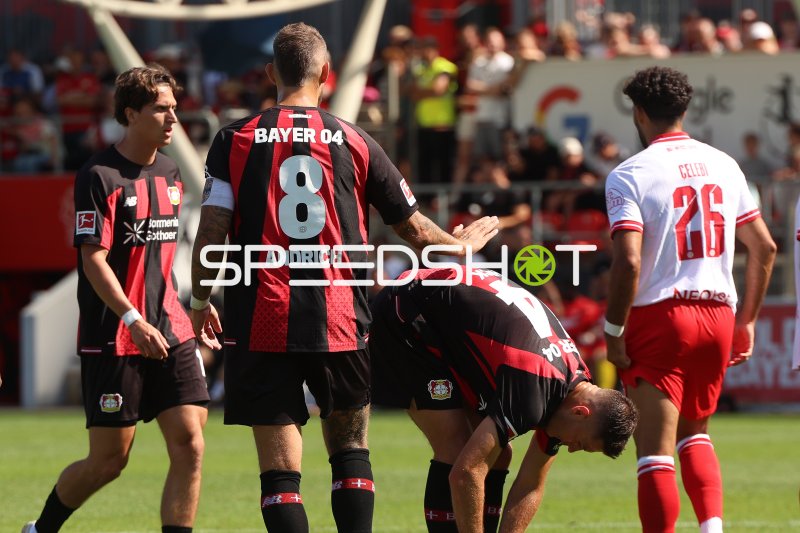 Robert Andrich (#8; Bayer 04 Leverkusen) gestikuliert im Spielgeschehen