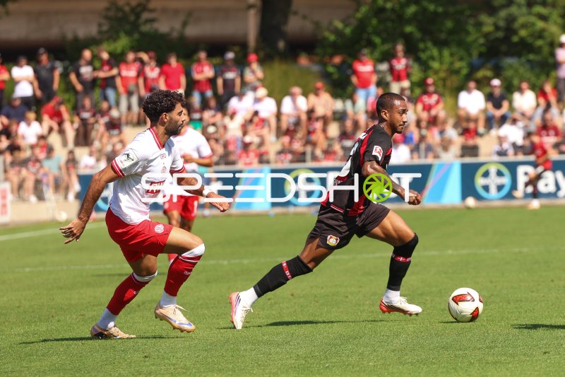 Zweikampf zwischen Bayer 04 Leverkusen und Rot-Weiss Essen im Ulrich-Haberland-Stadion