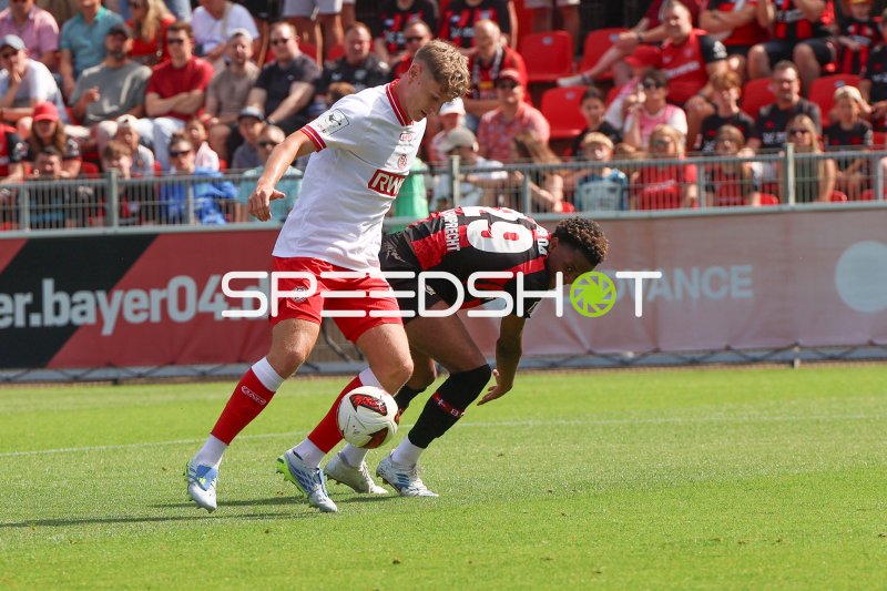 Zweikampf zwischen Rot-Weiss Essen und Bayer 04 Leverkusen im Ulrich-Haberland-Stadion