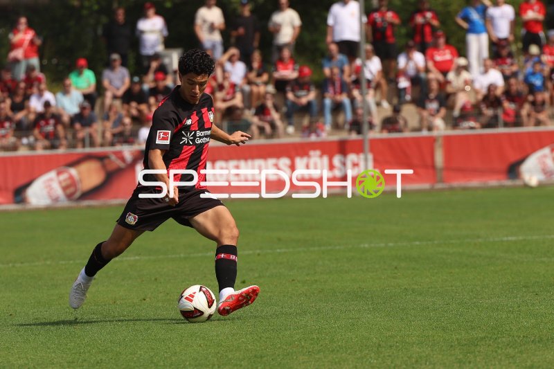 Ibrahim Maza (#30; Bayer 04 Leverkusen) beim Schuss im Ulrich-Haberland-Stadion