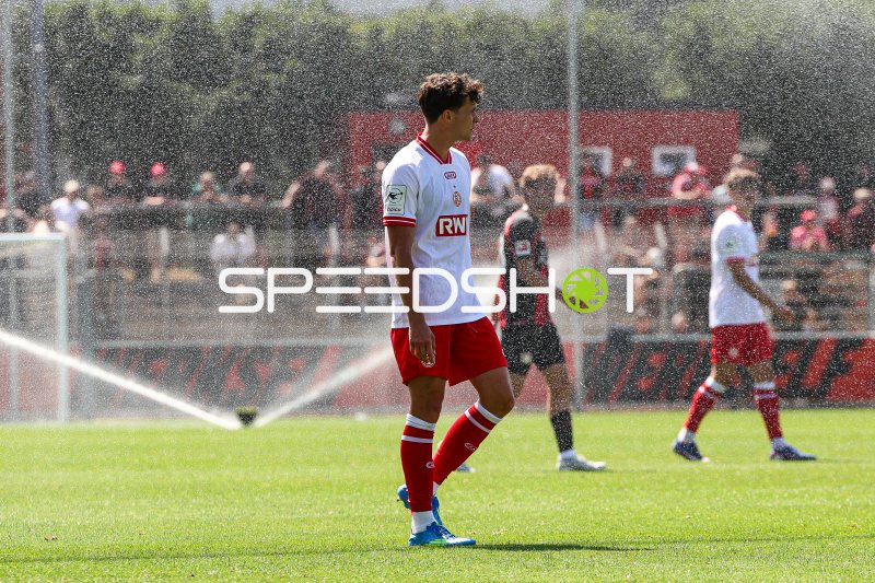 Rot-Weiss Essen Spieler bei Spielunterbrechung mit Rasensprenger im Ulrich-Haberland-Stadion