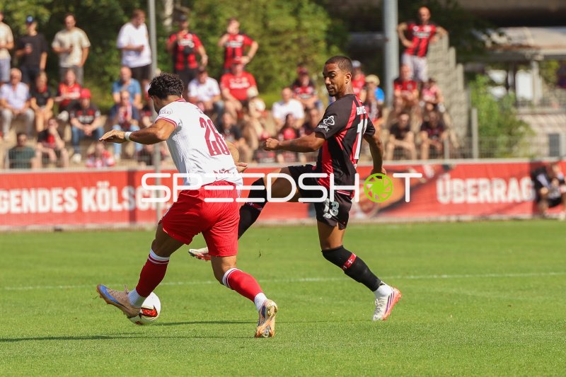 Zweikampf zwischen Rot-Weiss Essen und Bayer 04 Leverkusen im Ulrich-Haberland-Stadion