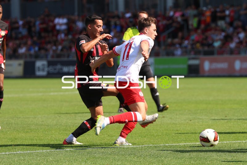 Lucas Vázquez (#21; Bayer 04 Leverkusen) im Zweikampf gegen Rot-Weiss Essen