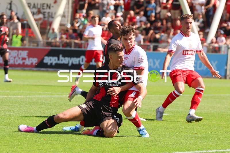 Patrik Schick (#14; Bayer 04 Leverkusen) im Zweikampf gegen Rot-Weiss Essen