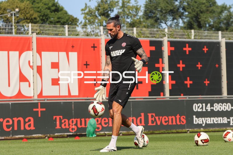 Rot-Weiss Essen Torwart beim Training in Leverkusen