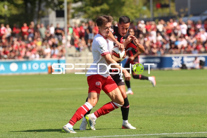 Lucas Vázquez (#21; Bayer 04 Leverkusen) im Zweikampf gegen Rot-Weiss Essen