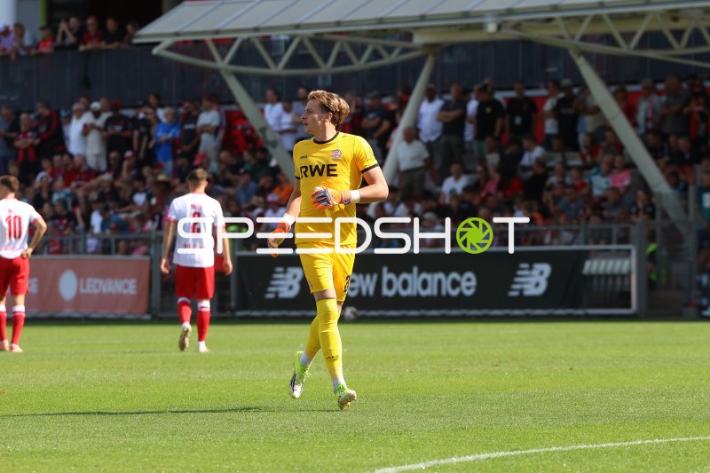 Felix Wienand (Rot-Weiss Essen) läuft über den Rasen
