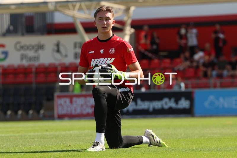 Torwart (#45; Rot-Weiss Essen) kniet mit Ball im Ulrich-Haberland-Stadion
