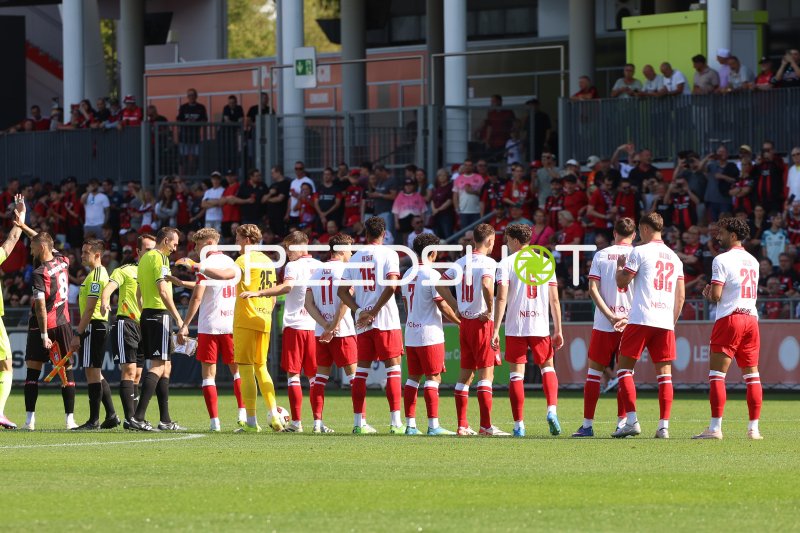 Rot-Weiss Essen beim Spielbeginn im Ulrich-Haberland-Stadion