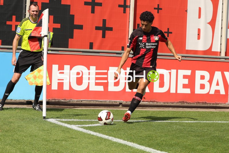 Bayer 04 Leverkusen Spieler führt Eckball aus im Ulrich-Haberland-Stadion