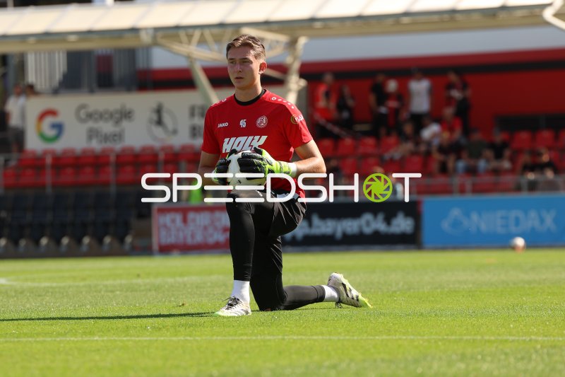 Rot-Weiss Essen Torwart beim Aufwärmen im Ulrich-Haberland-Stadion