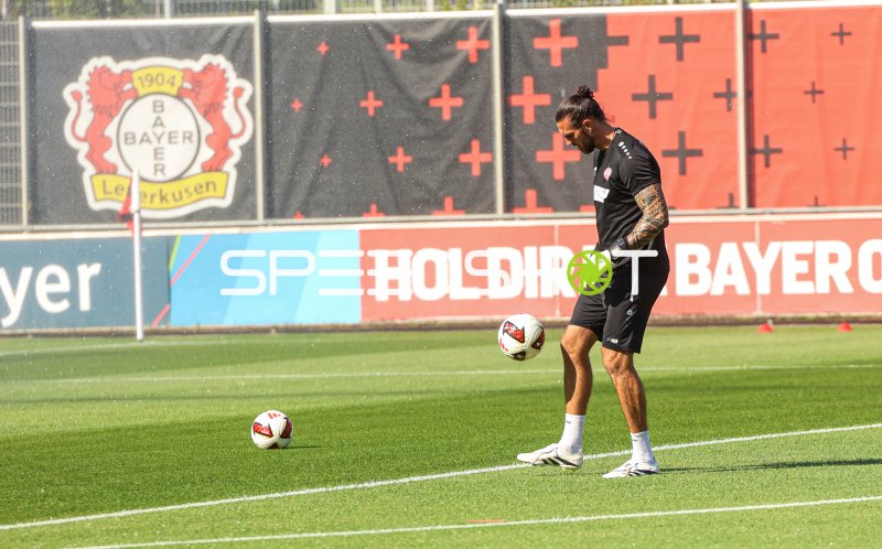 Torwart von Rot-Weiss Essen beim Aufwärmen im Ulrich-Haberland-Stadion