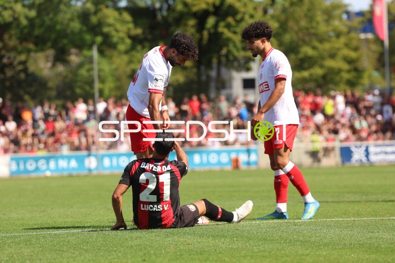 Aiman Dardari (#7; Rot-Weiss Essen) und Lucas Vázquez (#21; Bayer 04 Leverkusen) nach Zweikampf
