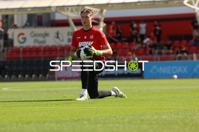 Torwart von Rot-Weiss Essen (#45) kniet mit Ball im Ulrich-Haberland-Stadion