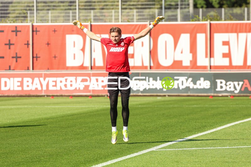 Felix Wienand (#35; Rot-Weiss Essen) springt mit ausgebreiteten Armen